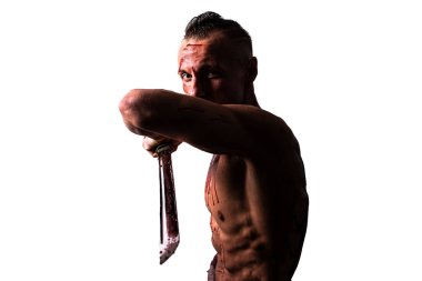 Japon katanası olan bir adam saldırıyor. Beyaz bir arkaplanda izole edilmiş.