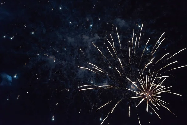 Flashes de fogos de artifício brancos, com fumaça e marcadores . — Fotografia de Stock