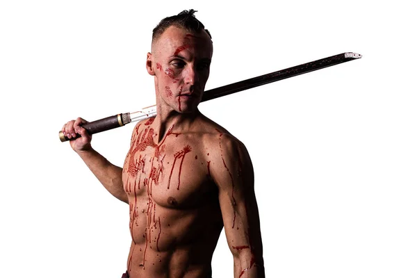 Un bell'uomo con il busto nudo e il sangue. Con una grossa spada sulla spalla. Isolato su sfondo bianco . — Foto Stock