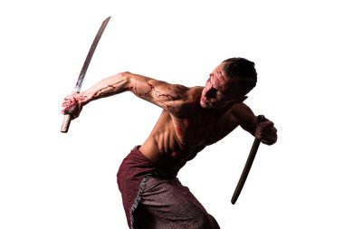 Kanlı ve Japon kılıçlı bir atletik adam dövüş teknikleri gösteriyor. Beyaz bir arkaplanda izole edilmiş.