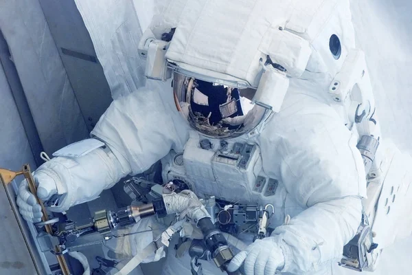 Un astronauta en un traje espacial se dedica a la investigación. Elementos de esta imagen fueron proporcionados por la NASA . —  Fotos de Stock