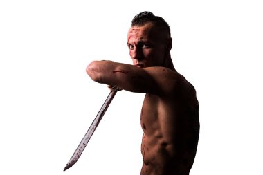 Japon katanası olan bir adam saldırıyor. Beyaz bir arkaplanda izole edilmiş.