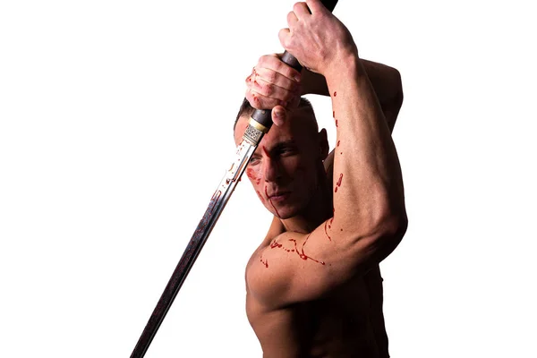 Un hombre guapo con un torso desnudo y sangre. Posando con una espada. Aislado sobre un fondo blanco . —  Fotos de Stock