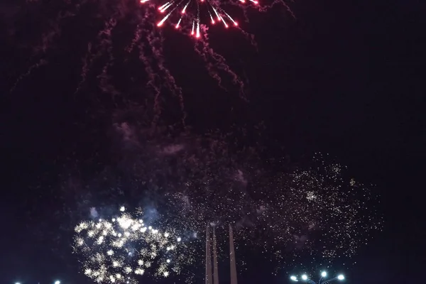 Cheap fireworks on a holiday in the city. — Stock Photo, Image