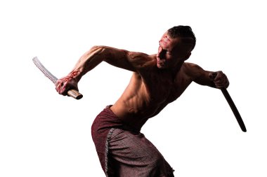 Kanlı ve Japon kılıçlı bir atletik adam dövüş teknikleri gösteriyor. Beyaz bir arkaplanda izole edilmiş.