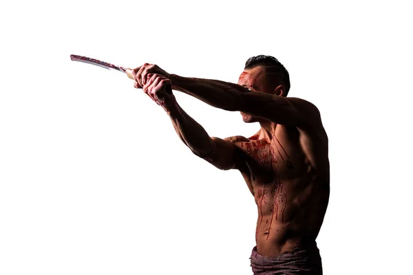 Een atletische man, in bloed, met een Japans zwaard, slaat toe. Geïsoleerd op een witte achtergrond. — Stockfoto