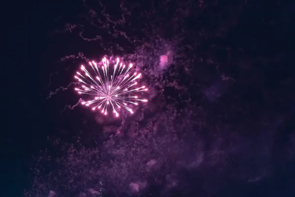 Schöne preiswerte rosa Feuerwerk gegen den dunklen Himmel. mit Rauch. — Stockfoto