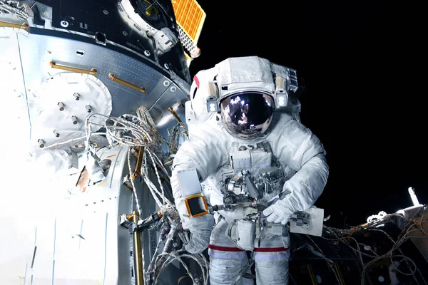 Astronauta en el espacio exterior en la estación espacial. Elementos de esta imagen fueron proporcionados por la NASA . —  Fotos de Stock