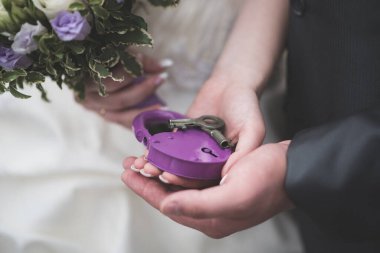 Yeni evlilerin elinde asma kilit var..