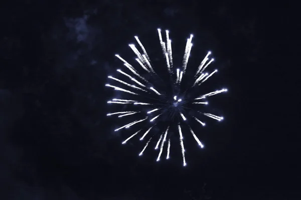 Feux d'artifice bleutés bon marché contre le ciel sombre . — Photo