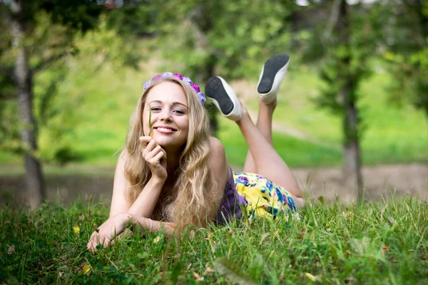 Tuhaf bir ifadeyle çimenlerin üzerinde bir kız. — Stok fotoğraf
