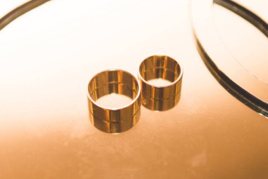 Alyanslar altın tonlarda bir stantta.