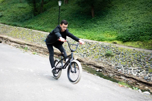 Chlápek na Bmx se snaží zvednout přední kolo. — Stock fotografie