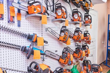 Minsk, Belarus - 2 Eylül 2018 Markalı Benzin Malzemeleri Dükkanı.