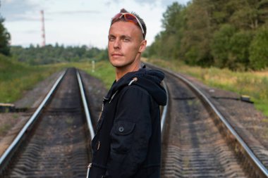 Adam demiryolunun gelişiminde duruyor..