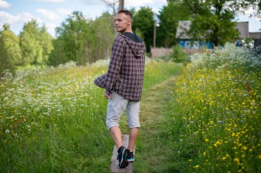 Kasaba adamı köyün etrafında yürüyor..