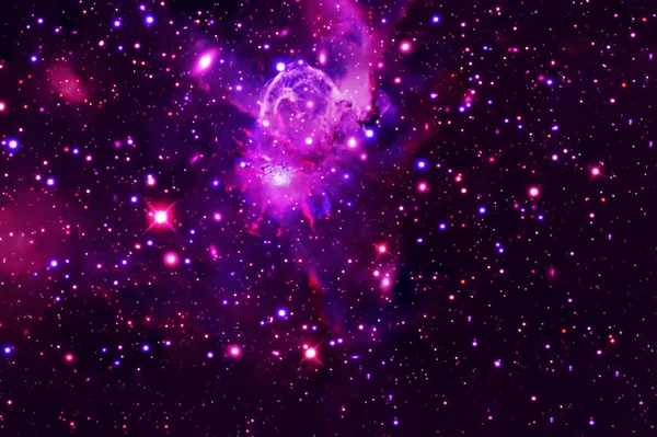Una galaxia brillante en el espacio profundo. Elementos de esta imagen fueron proporcionados por la NASA . — Foto de Stock