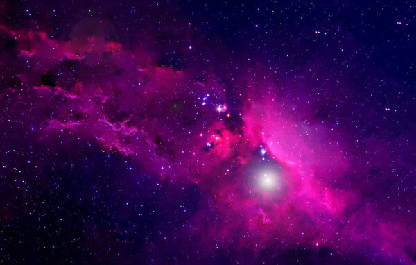 Яркая галактика в глубоком космосе. Элементы этого изображения были представлены НАСА
.