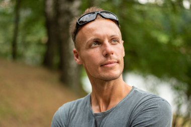 Kasaba adamı köyün etrafında yürüyor..