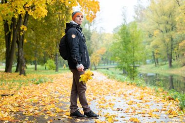 Hindistan yazındaki adam. Ağaç yapraklarıyla. Herhangi bir amaç için.