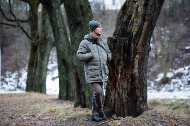 Adam sonbaharda gridir, akıllıca yürür. Herhangi bir amaç için.