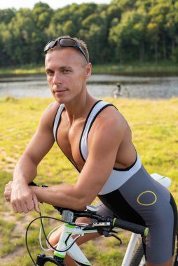 Doğada bisikleti olan bir adam. Tarlada, yazın. Herhangi bir amaç için.