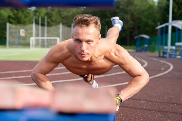 Quell Uomo Sta Spingendo Dalla Panchina Qualsiasi Scopo — Foto Stock