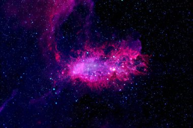 Derin uzayda güzel pembe bir nebula. Bu görüntünün elementleri NASA tarafından döşendi. Herhangi bir amaç için.