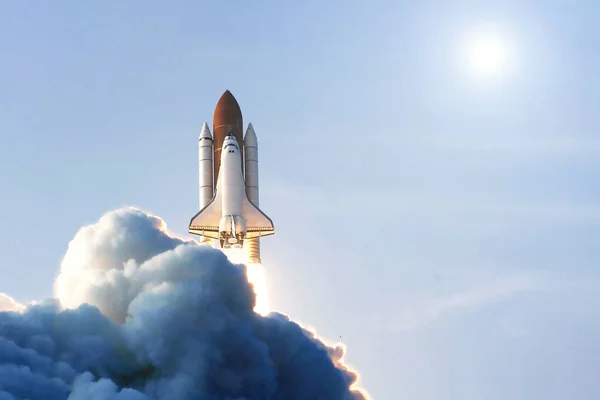 Der Start Der Rakete Mit Dem Shuttle Gegen Den Himmel — Stockfoto