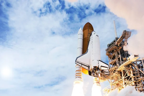 Lanseringen Raketen Med Skytteln Upp Mot Himlen Delar Denna Bild — Stockfoto