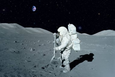 Ay 'a yakın bir astronot Ay' da geziyor. Ufukta kara görünüyor. Bu görüntünün elementleri Nasa tarafından döşenmiştir. Herhangi bir amaç için.