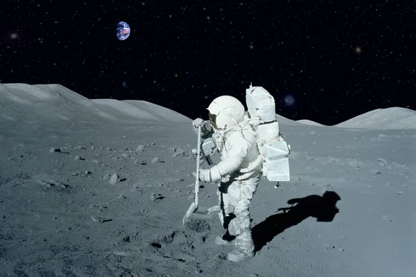 Astronaut Der Nähe Des Mondrovers Auf Dem Mond Mit Land — Stockfoto