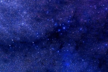 Yıldızlı ve nebulalı güzel mavi bir yer. Bu görüntünün elementleri NASA tarafından döşendi. Herhangi bir amaç için.