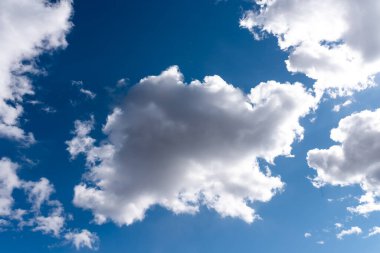 Hacimli bulutlarla ve güneş ışınlarıyla güzel bir gökyüzü. Herhangi bir amaç için