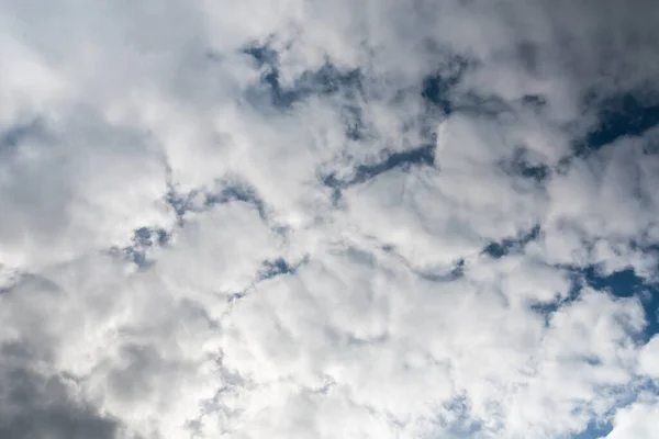 Krásná Obloha Objemovými Mraky Slunečními Paprsky Jakýmkoliv Účelem — Stock fotografie