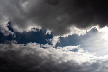 Hacimli bulutlarla ve güneş ışınlarıyla güzel bir gökyüzü. Herhangi bir amaç için