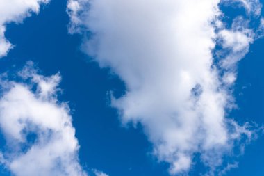 Hacimli bulutlarla ve güneş ışınlarıyla güzel bir gökyüzü. Herhangi bir amaç için