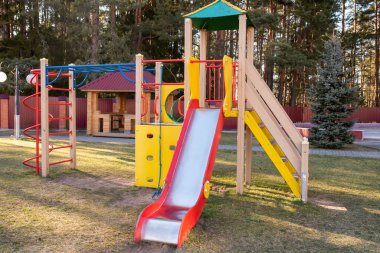 Bahçedeki bir oyun parkı. Yüksek kalite fotoğraf