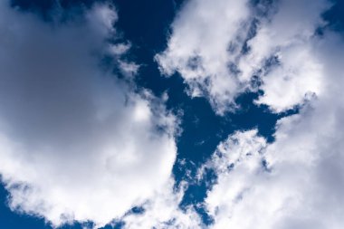 Hacimli bulutlarla ve güneş ışınlarıyla güzel bir gökyüzü. Herhangi bir amaç için