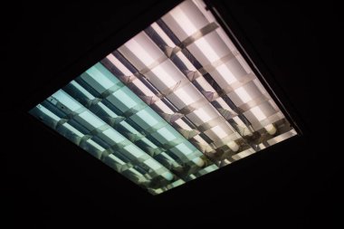 Dört tüplü floresan lamba, farklı boyutlarda. Herhangi bir amaç için.