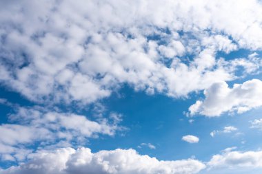 Hacimli bulutlarla ve güneş ışınlarıyla güzel bir gökyüzü. Herhangi bir amaç için