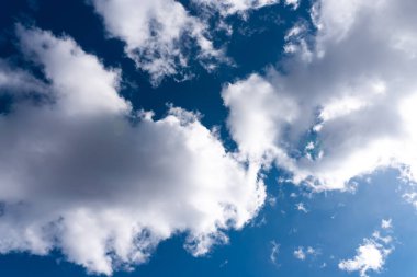 Hacimli bulutlarla ve güneş ışınlarıyla güzel bir gökyüzü.. 