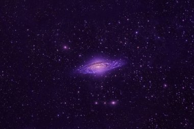Uzayın derinliklerinde pembe bir galaksi. Bu görüntünün elementleri Nasa tarafından döşendi.