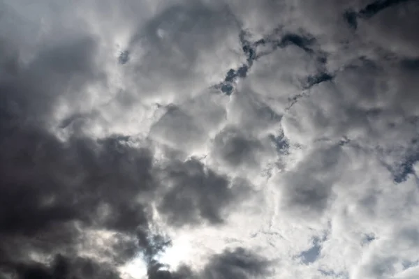 Krásná obloha s objemovými mraky a slunečními paprsky. — Stock fotografie