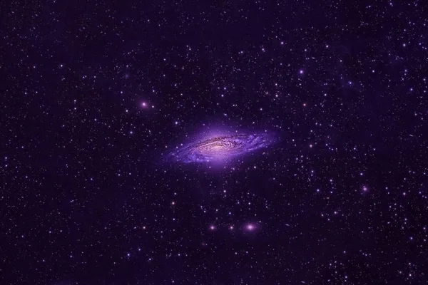 En rosa galax i rymden. Delar av denna bild tillhandahölls av Nasa. — Stockfoto