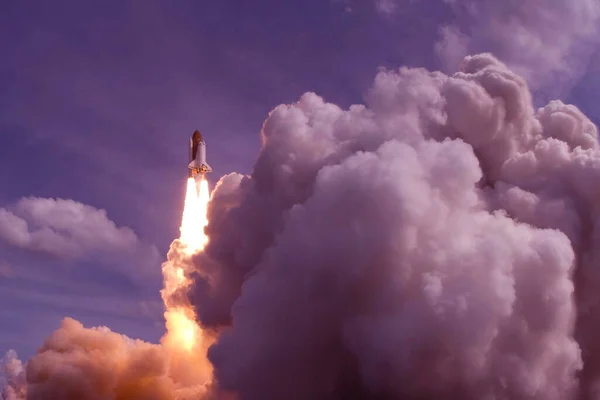 Der Start Der Raumfähre Gegen Den Himmel Feuer Und Rauch — Stockfoto