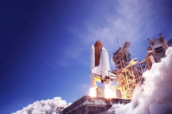 Lancio Dello Space Shuttle Contro Cielo Fuoco Fumo Elementi Questa — Foto Stock