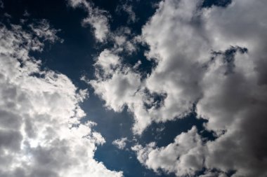 Hacimli bulutlarla ve güneş ışınlarıyla güzel bir gökyüzü. Herhangi bir amaç için