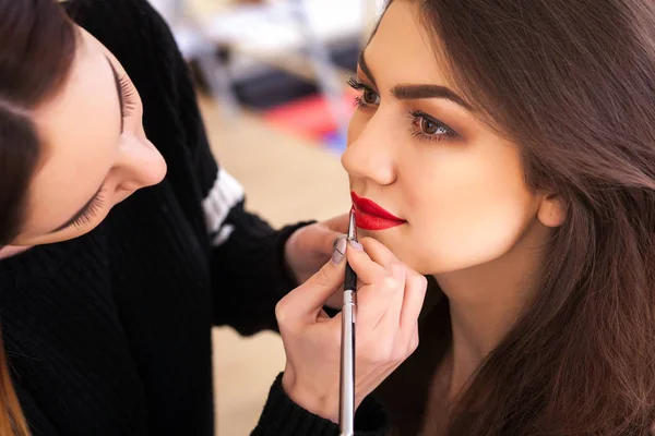 Make-up artist facendo make-up girl nel salone, concetto di bellezza — Foto Stock