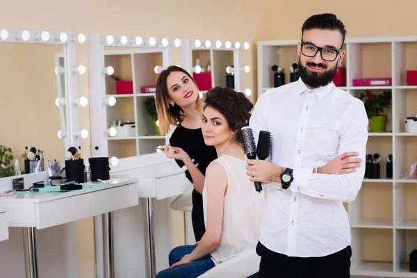 Salón de belleza, maquillaje y peinado en el salón, peluqueros y maquillador , —  Fotos de Stock